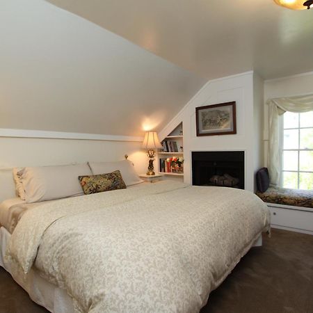 Olallieberry Inn Bed And Breakfast Cambria Room photo