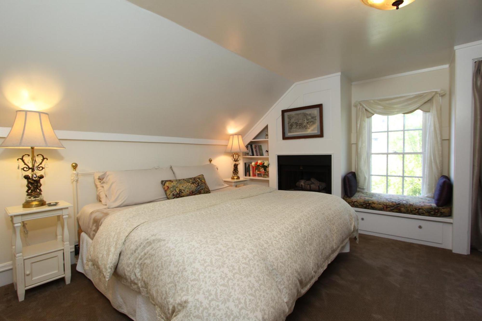 Olallieberry Inn Bed And Breakfast Cambria Room photo