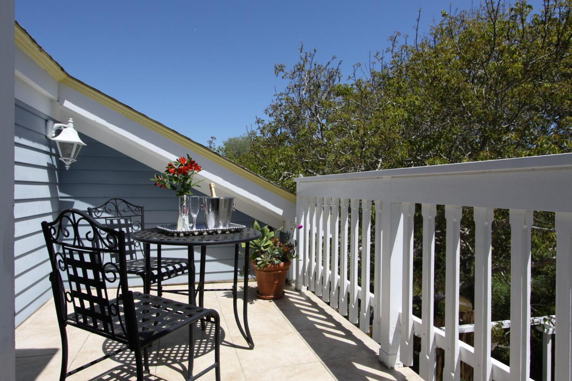 Olallieberry Inn Bed And Breakfast Cambria Room photo